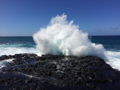 大波浪在皇后的浴缸在普林斯维尔在考艾岛，夏威夷。