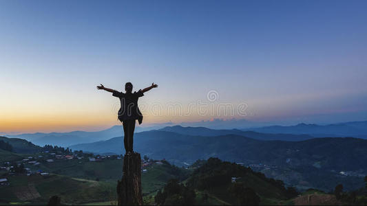 陆治搜山图山上的女人照片