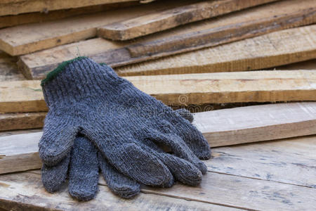 木制桌子上的手套