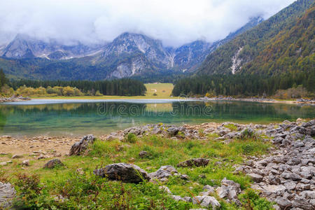 美丽的泻湖和曼加特山