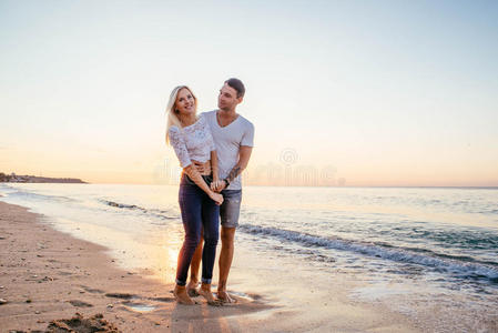 海滩上的情侣