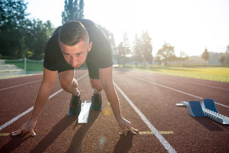 田径运动员开始跑步。 健康健身理念与积极的生活方式。