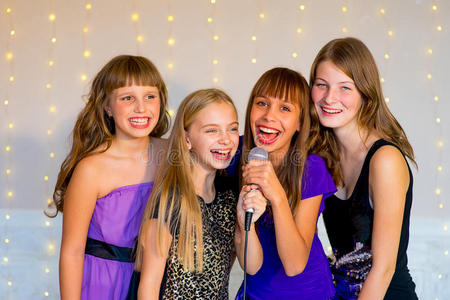 一群快乐的女孩在卡拉OK上唱歌
