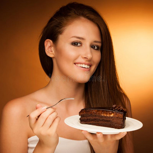 巧克力蛋糕迷人的女人吃甜点