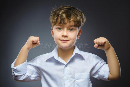 运动帅哥. 强壮严肃的孩子展示他的手二头肌照片