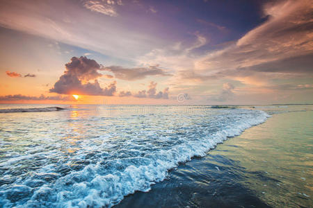 美丽的 波动 巴厘岛 海景 阳光 海洋 冲浪 地平线 日出