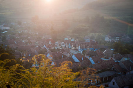 美丽的TransylvanianSaxon村在早晨的阳光下