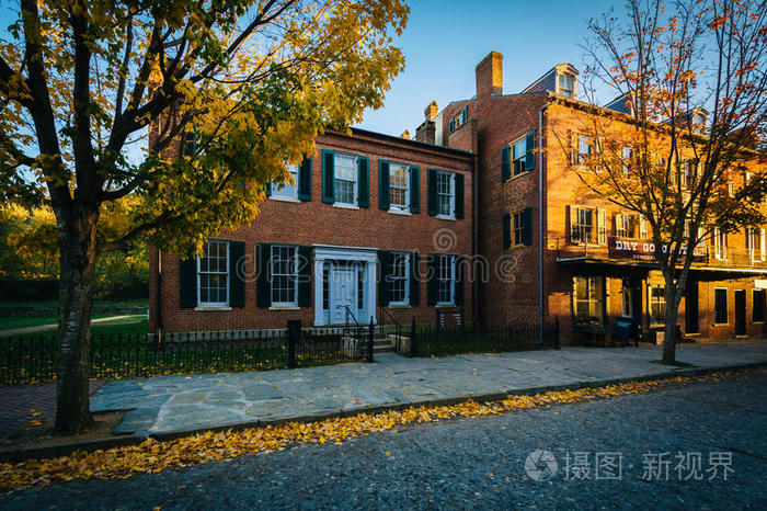 西弗吉尼亚州哈珀斯渡口Shenandoah街的秋色和建筑。