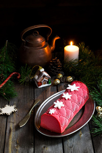 木制桌子上装饰的圣诞蛋糕。 选择性聚焦。