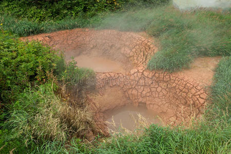 间歇泉山谷里的一对双胞胎泥坑.照片