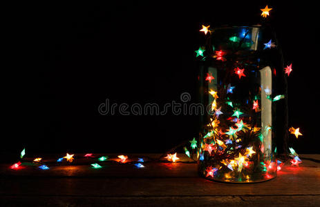 木制玻璃罐中的圣诞灯，节日背景