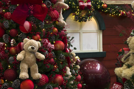 圣诞装饰，树上装饰着球，灯，礼物a