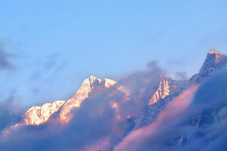 高山雪峰景观