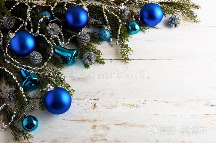 圣诞背景，银色松果和蓝色装饰品
