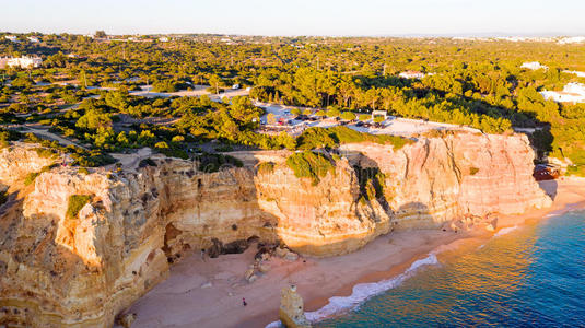 从著名的海滩普拉亚达马林哈在阿尔加夫葡萄牙日落