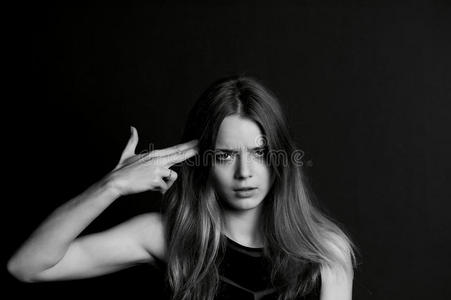 手指的手势枪照片