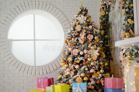 圣诞节和新年内部时尚的颜色与豪华圣诞树