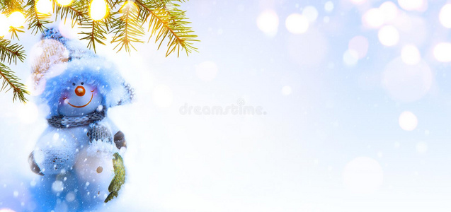 蓝色圣诞背景与圣诞树，节日装饰和复制空间为您的文本