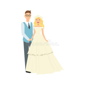 金发新娘，宽松的头发和新郎新婚夫妇穿着传统的婚纱和西装，微笑和摆姿势拍照