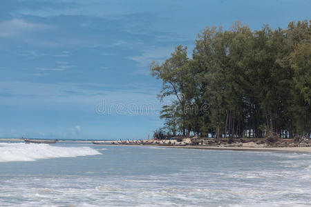 美丽的海滩，热带树木，海浪，蓝天白云。 泰国。 普吉岛。