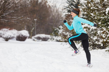 寒冷的 女士 冬天 跑步 锻炼 快乐 森林 外部 运动服