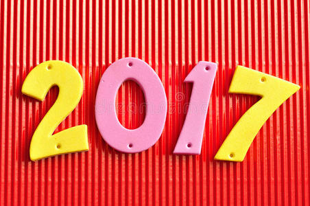 数以万亿以粉红色和黄色数字表示的2017年照片