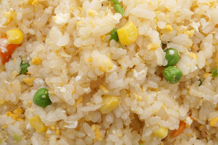 中国食物。 米饭加鸡蛋和蔬菜