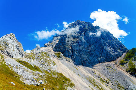 美丽的风景。 云中美丽的山峰。