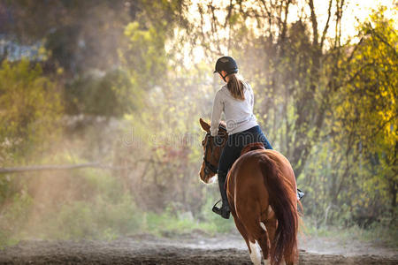 骑马的少女