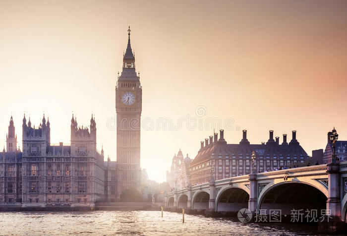 伦敦日落时的大本钟和威斯敏斯特