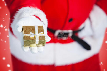 圣诞老人手里拿着一个礼品盒的复合图像