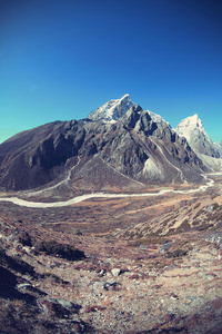 美丽的山景在去珠穆朗玛峰大本营的路上