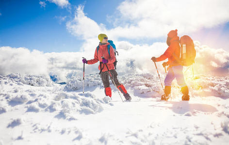 登山者在雪地上。