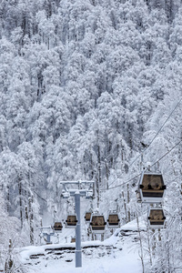 索道小屋电梯上冬季森林背景美丽的垂直风景