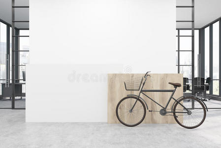 自行车在有白色墙壁的办公室里