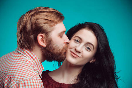 年轻男女接吻照片