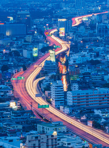 暴露 接合 天线 横断 亚洲 城市景观 公路 傍晚 市中心