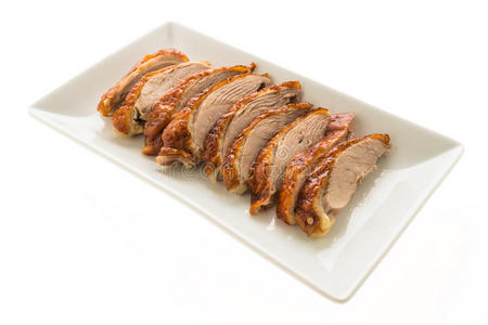 白盘烤鸭肉照片