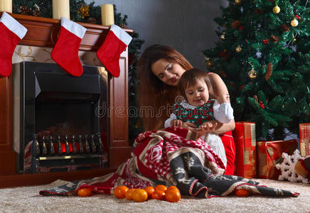 童年 假日 妈妈 幸福 水果 可爱的 乐趣 母亲 女孩 地毯