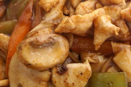 中国菜。 带蘑菇和蔬菜的鸡肉