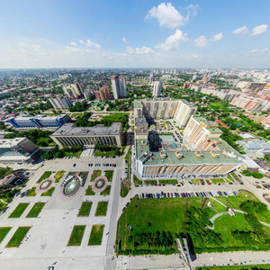 城市鸟瞰图，有十字路口和道路，房屋建筑。直升机射击。全景图。