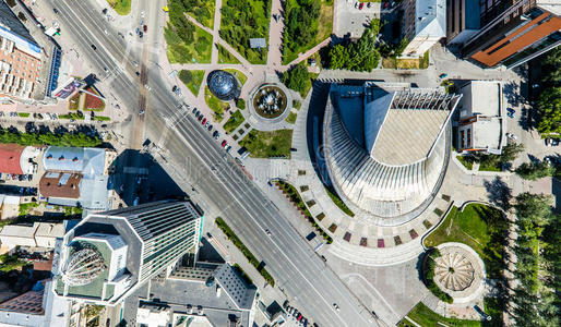 空中城市景观与道路，房屋和建筑物。