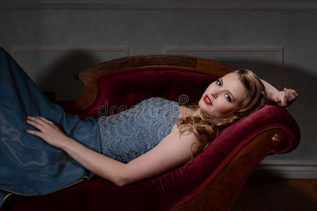 昏厥的沙发图片