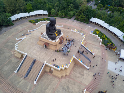 泰国华欣wathuaymongkol尊敬的佛教僧侣luangputhuat雕塑的鸟瞰图照片