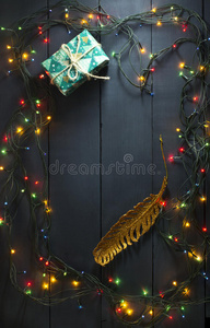发光的圣诞树花环和礼物和玩具