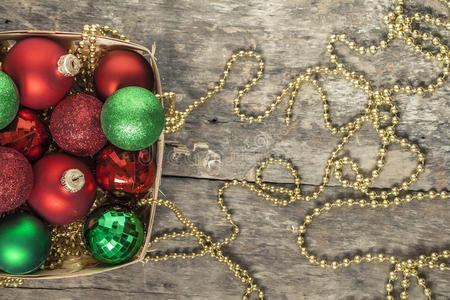 圣诞球红色，金色，绿色，珠子躺在一个篮子里