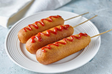 美国热狗玉米狗传统美国康多格街垃圾食品油炸热狗肉香肠小吃与番茄酱