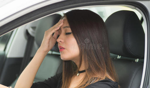 特写年轻女性坐在车里，用肢体语言交流疲劳，从外面的司机窗口看到，女性