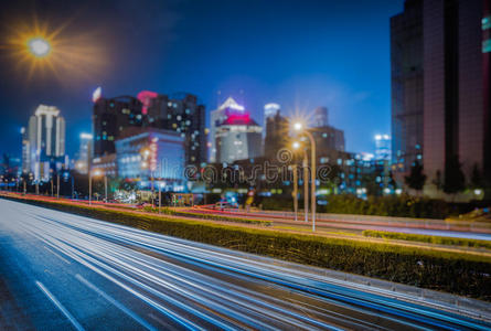 夜间道路上模糊的红绿灯小径