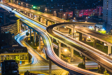 夜间上海立交桥的鸟瞰图